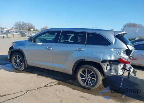 2018 Toyota Highlander Xle z USA, uszkodzony, nr VIN 5TDJZRFH8JS560231